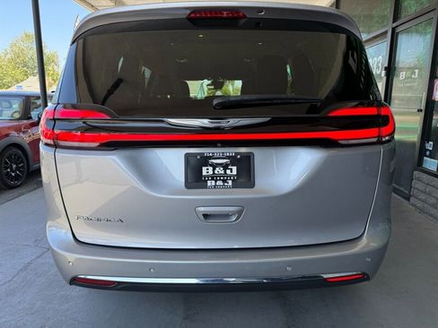 Used 2021 Chrysler Pacifica Touring-L image 13
