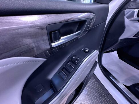 Used 2023 Toyota Highlander Platinum image 12