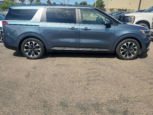 Used 2024 Kia Carnival EX FWD image 17
