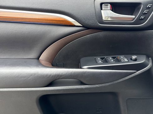 Used 2018 Toyota Highlander image 10