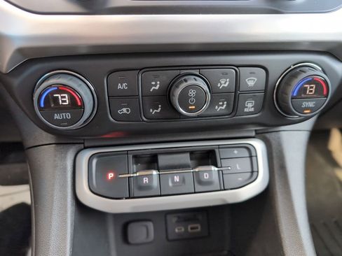 Used 2023 GMC Acadia SLT image 30