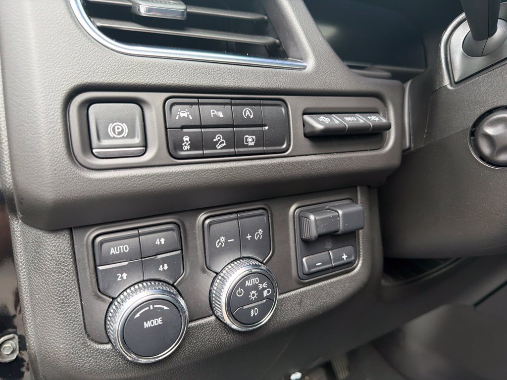 Used 2024 GMC Yukon AT4 w/ Technology Package AWD/4WD image 22