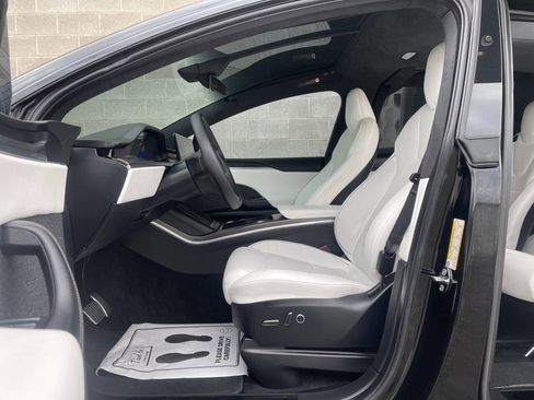 Used 2024 Tesla Model X Plaid image 12