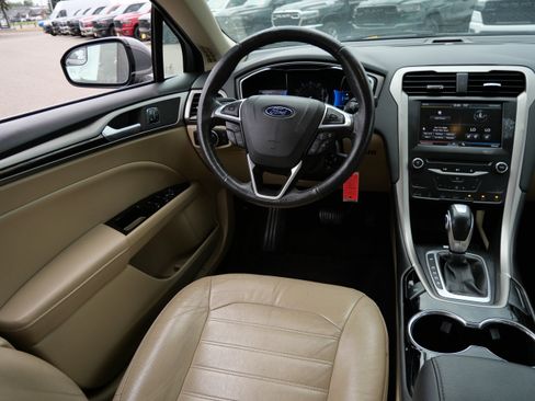 Used 2014 Ford Fusion SE w/ Equipment Group 202A FWD image 9