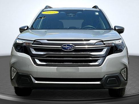 Used 2025 Subaru Forester Premium AWD/4WD image 2