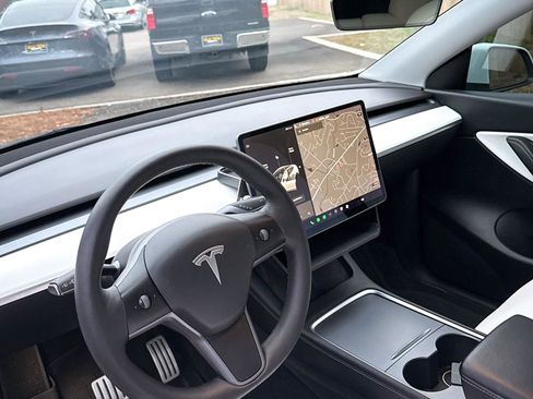 Used 2022 Tesla Model Y Performance image 23
