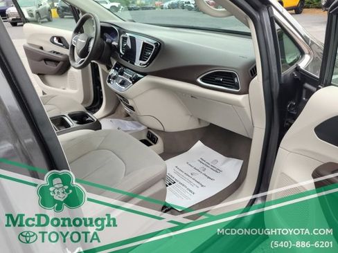 Used 2020 Chrysler Pacifica Touring w/ Advanced Safetytec Group FWD image 19