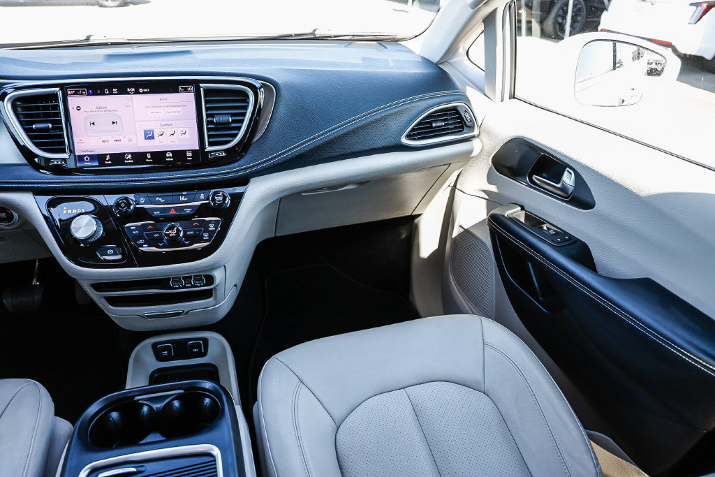 Used 2021 Chrysler Pacifica Touring-L FWD image 22