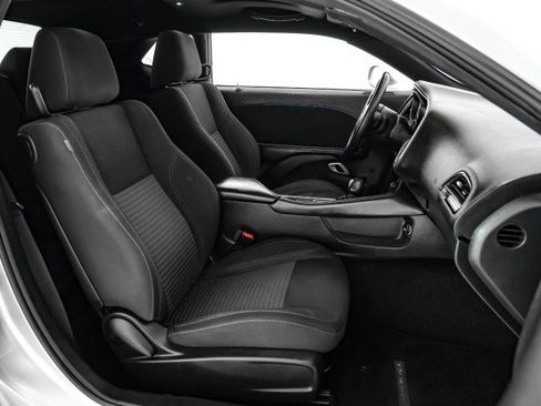 Used 2015 Dodge Challenger SXT image 30