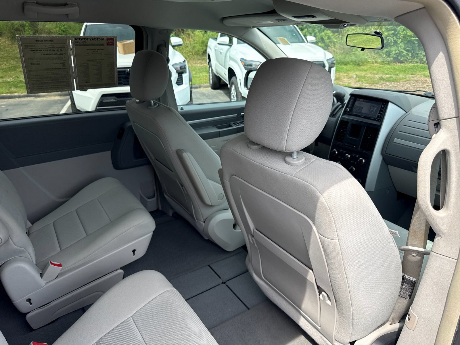 Used 2008 Dodge Grand Caravan SXT w/ Entertainment Group 2 FWD image 23