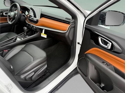 Used 2025 Jeep Compass Limited image 15