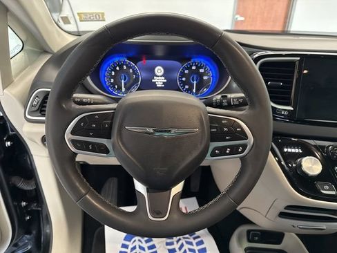 Used 2023 Chrysler Pacifica Touring-L FWD image 28