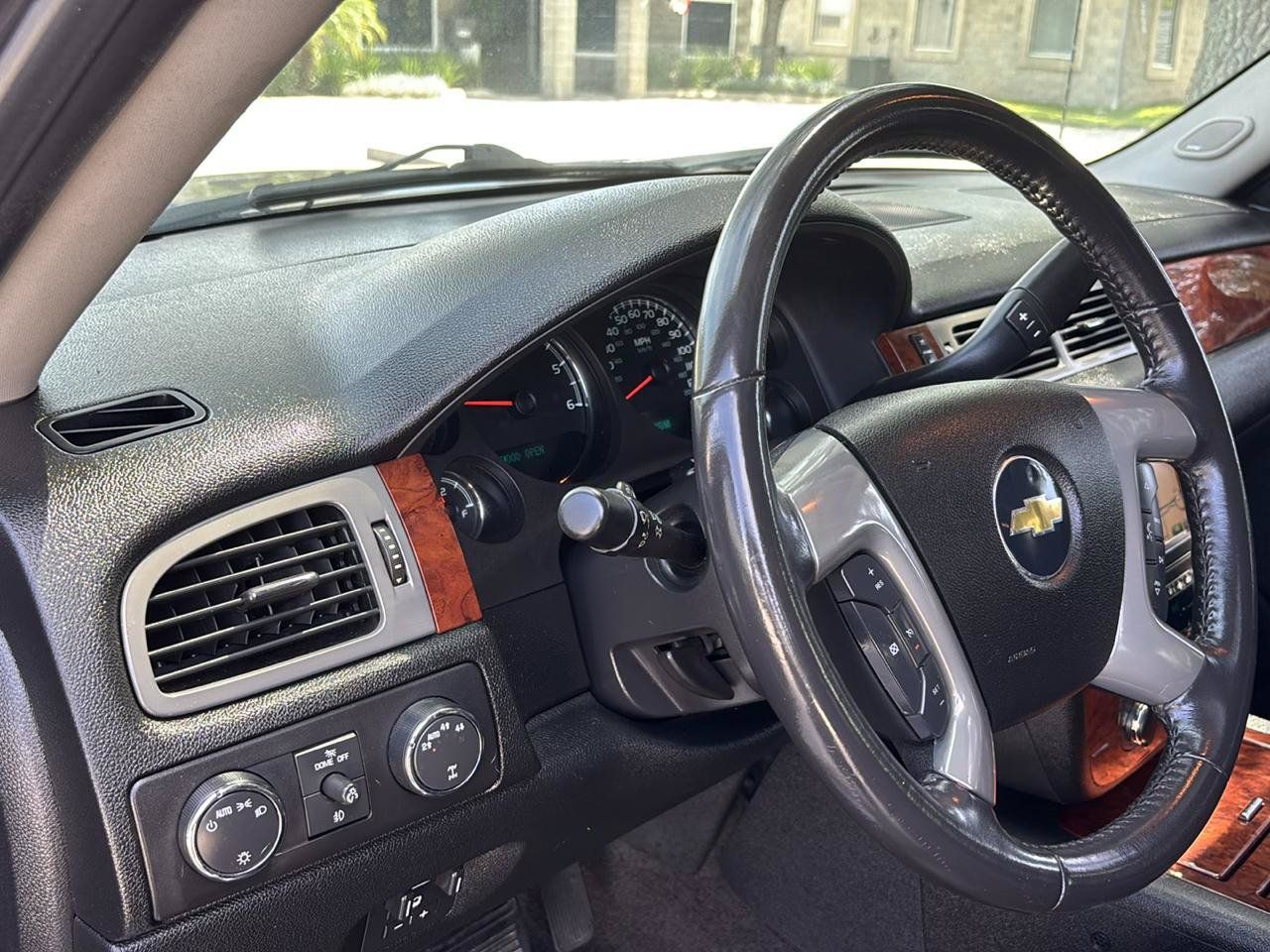 Used 2011 Chevrolet Avalanche LTZ AWD/4WD image 16