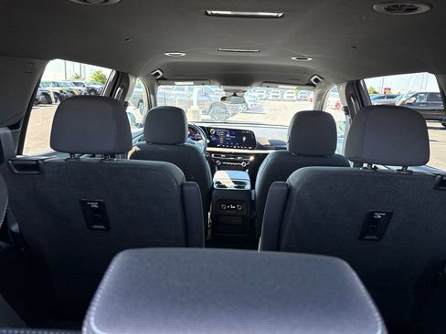 Used 2025 Chevrolet Traverse LT AWD/4WD image 9