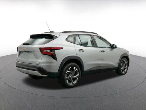 Used 2025 Chevrolet Trax LT w/ LT Convenience Package FWD image 11
