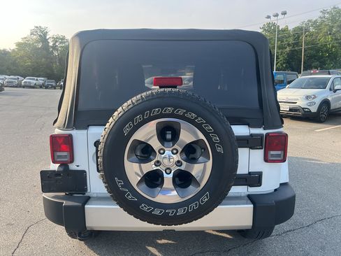 Used 2018 Jeep Wrangler Sahara w/ Connectivity Group AWD/4WD image 5
