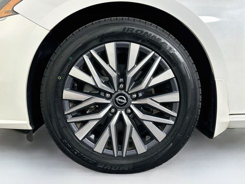 Used 2023 Nissan Altima 2.5 SV w/ SV Premium Package FWD image 11