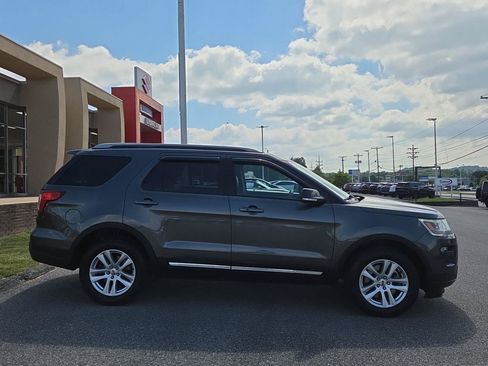 Used 2018 Ford Explorer XLT w/ Equipment Group 202A AWD/4WD image 2
