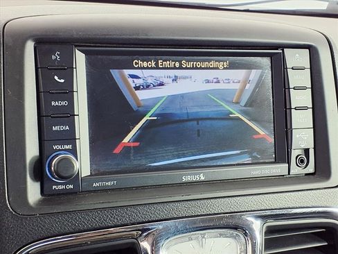 Used 2014 Chrysler Town & Country Touring image 24