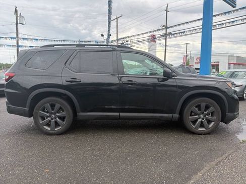 Used 2025 Honda Pilot Sport image 3