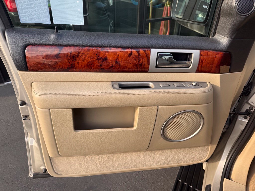 Used 2005 Lincoln Navigator Ultimate AWD/4WD image 34