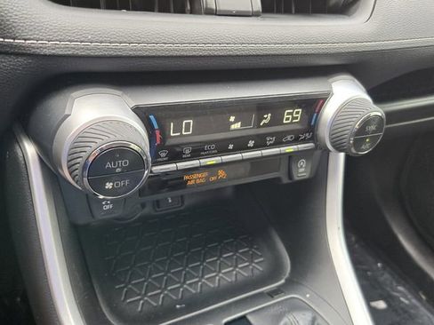 Used 2020 Toyota RAV4 XLE FWD image 19