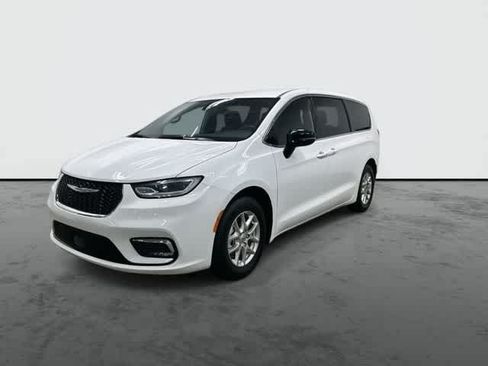 Used 2025 Chrysler Pacifica Select FWD image 7