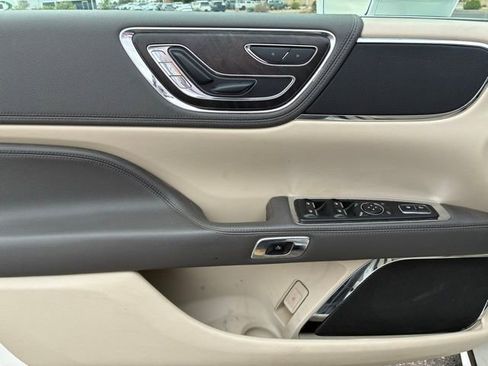 Used 2019 Lincoln Continental Select w/ Continental Climate Package image 18