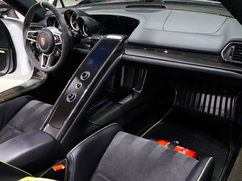 Used 2015 Porsche 918 Spyder image 54