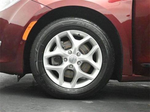 Used 2020 Chrysler Pacifica Limited w/ Advanced Safetytec Group image 34