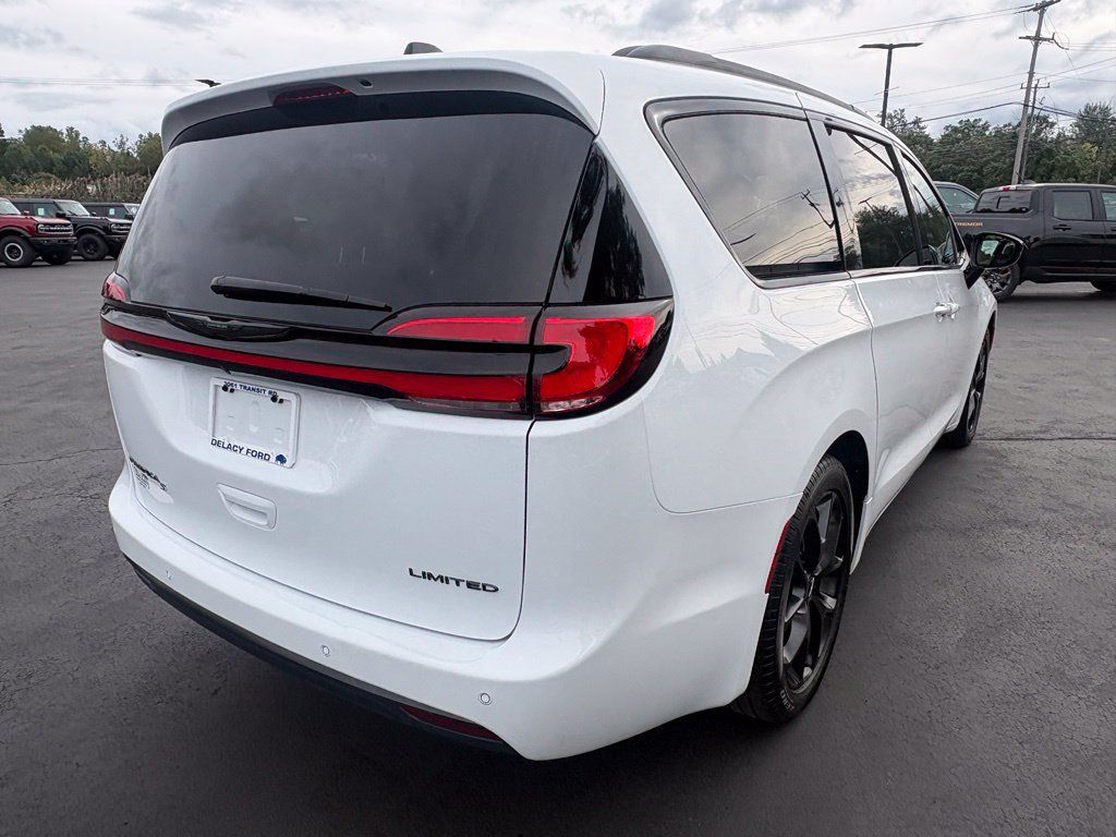 Used 2025 Chrysler Pacifica Limited FWD image 5