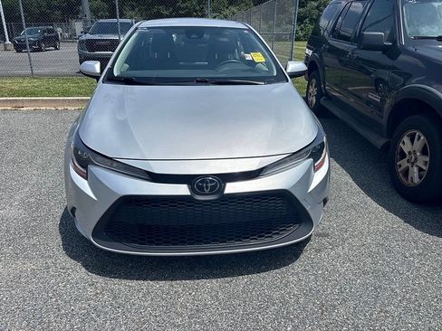 Used 2022 Toyota Corolla LE FWD image 2