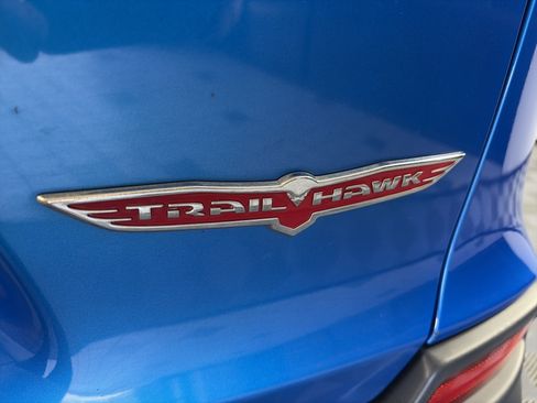 Used 2020 Jeep Cherokee Trailhawk AWD/4WD image 12