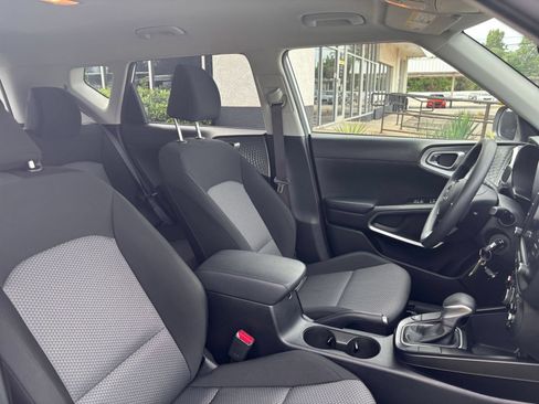 Used 2025 Kia Soul LX w/ LX Technology Package FWD image 34