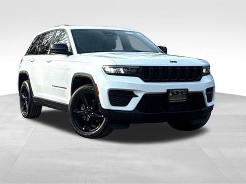 Used 2023 Jeep Grand Cherokee Altitude AWD/4WD image 2