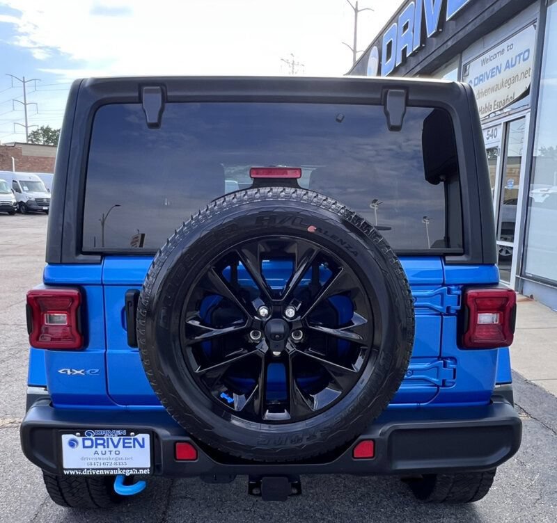 Used 2023 Jeep Wrangler Unlimited Sahara w/ Cold Weather Group AWD/4WD image 31