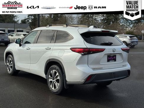 Used 2023 Toyota Highlander XLE image 4