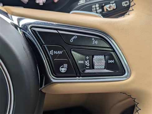 Used 2021 Bentley Bentayga V8 image 22