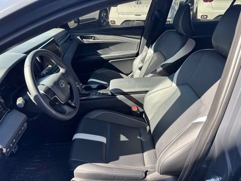 Used 2025 Toyota Camry SE w/ Convenience Package FWD image 9