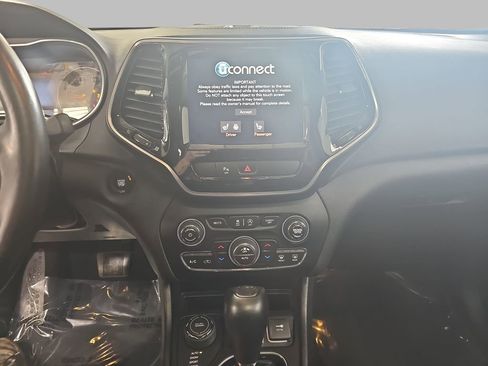Used 2019 Jeep Cherokee Limited AWD/4WD image 25