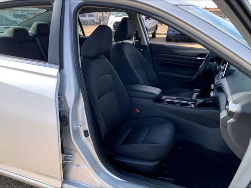 Used 2024 Nissan Altima 2.5 SV image 8