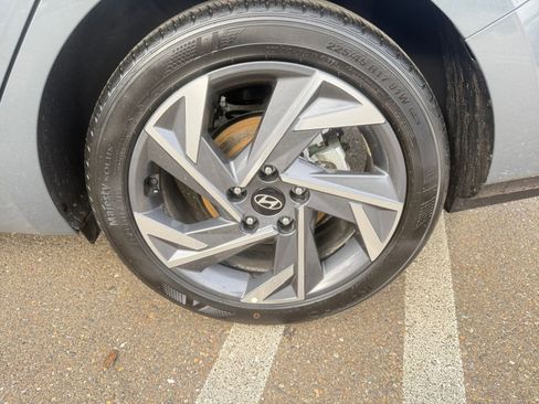 Used 2025 Hyundai Elantra Limited image 30