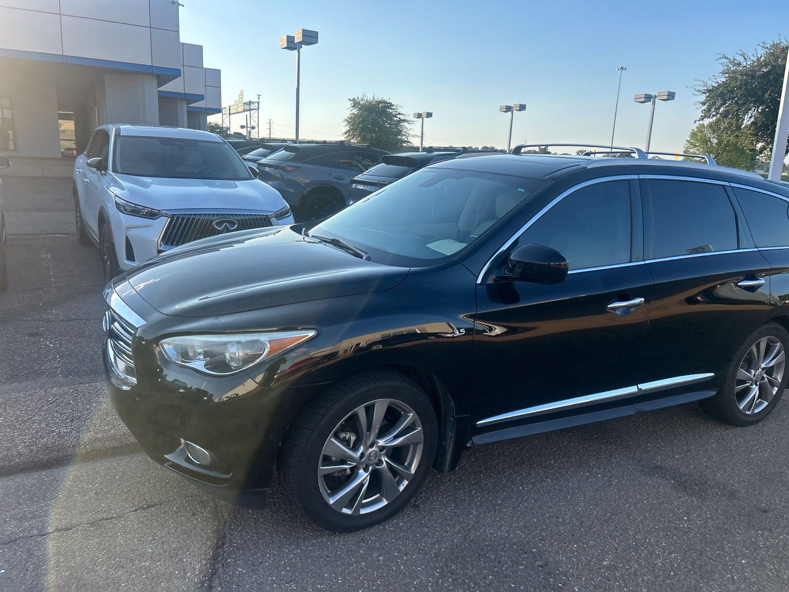 Used 2015 INFINITI QX60 FWD w/ Deluxe Touring Package image 4