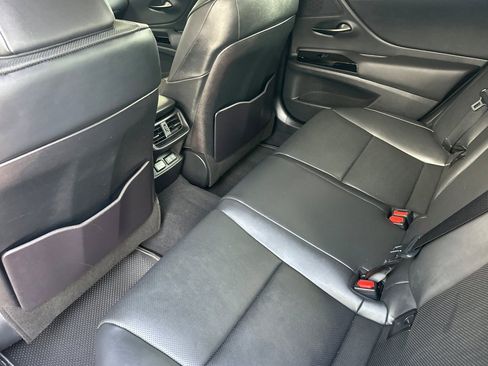 Used 2023 Lexus ES 350 w/ Premium Package FWD image 9