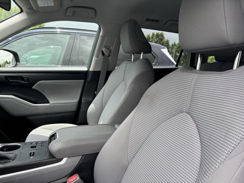 Used 2023 Toyota Highlander L FWD image 33