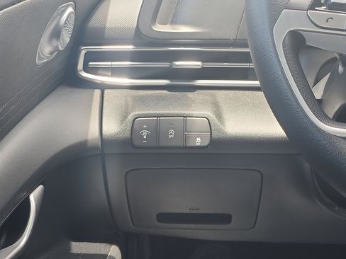 Certified 2025 Hyundai Elantra SE FWD image 13