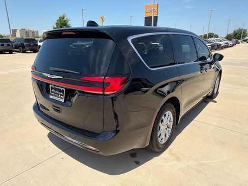 New 2026 Chrysler Pacifica Select FWD image 5
