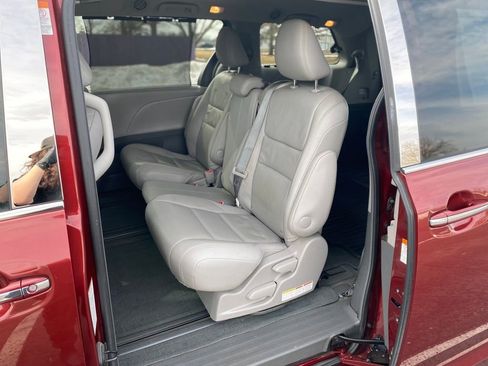 Used 2016 Toyota Sienna XLE w/ XLE Navigation Package image 18