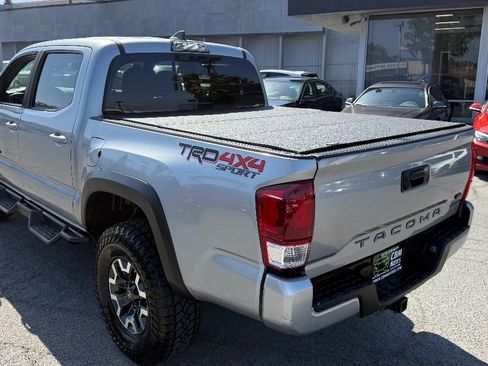 Used 2019 Toyota Tacoma TRD Sport AWD/4WD image 7