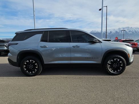 Used 2025 Chevrolet Traverse Z71 image 2